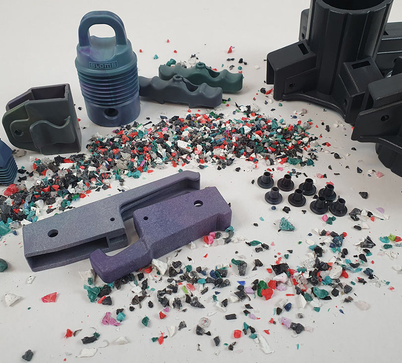 Recycling Material liegt auf dem Boden unterschiedliche Formen sind aus diesem erstellt worden.